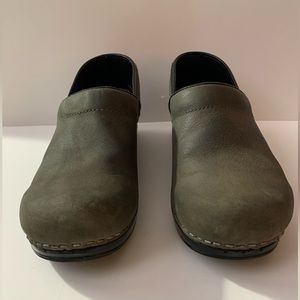 Sanita Professional Women’s Oil Clog